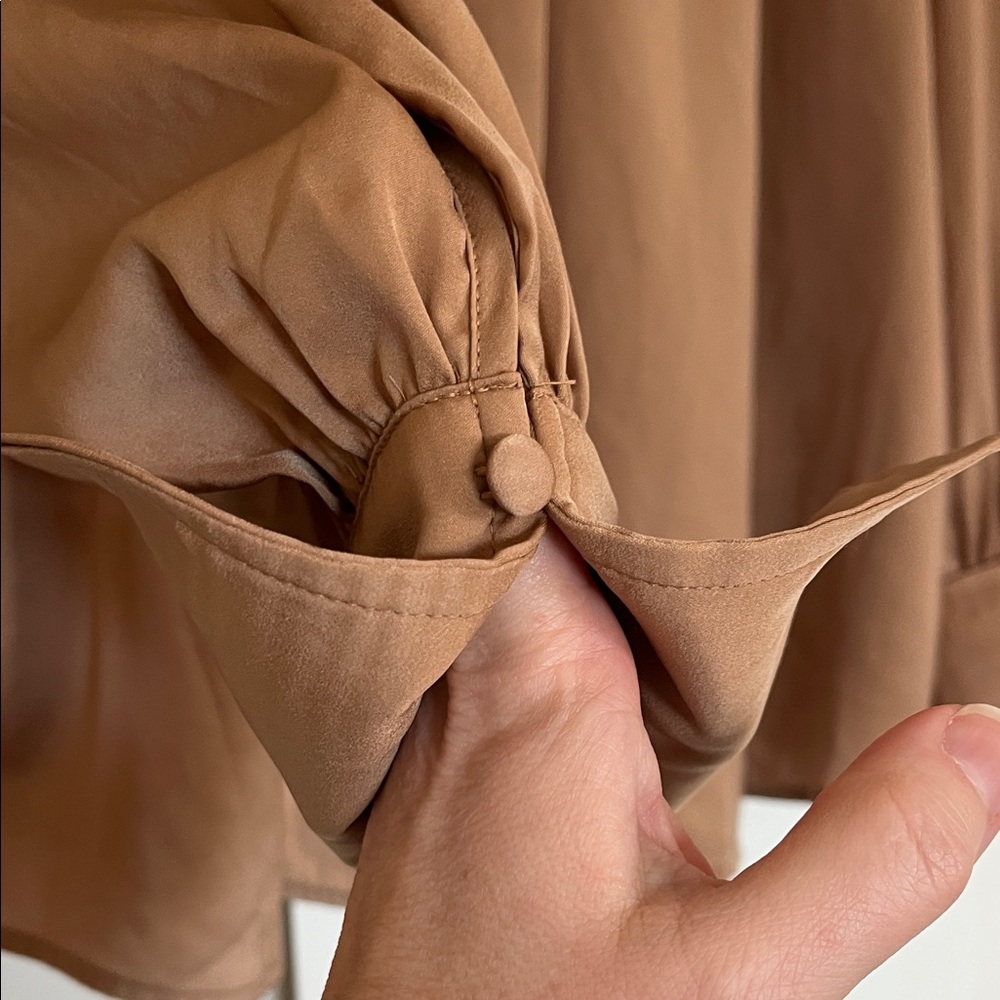 Banana Republic | Elegant Tan Women's Blouse - Picture 4 of 7